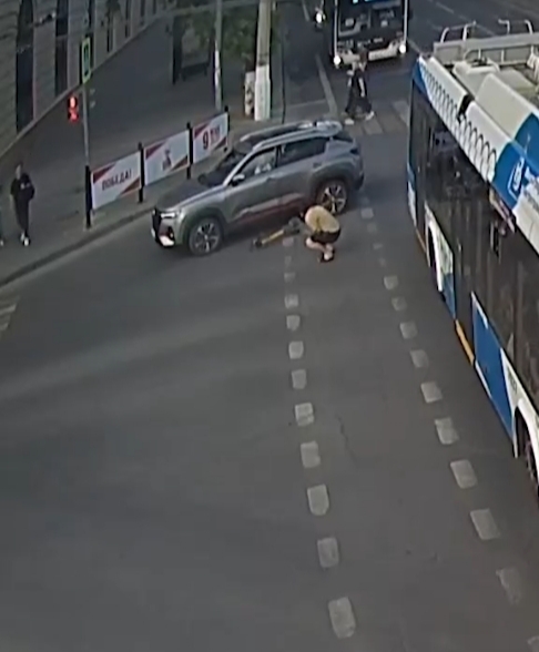 В центре Волгограда электросамокат столкнулся с автомобилем