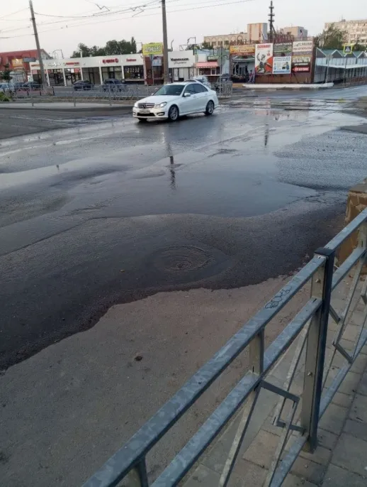 На Казахской улице третий день течёт вода из люка — коммунальщики не справились