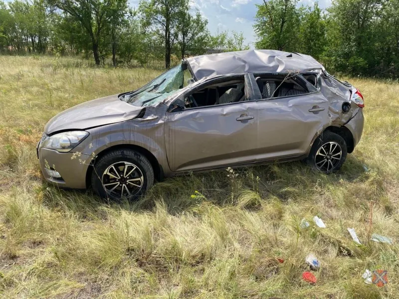 На трассе под Волгоградом опрокинулся автомобиль — пострадали женщина и подросток