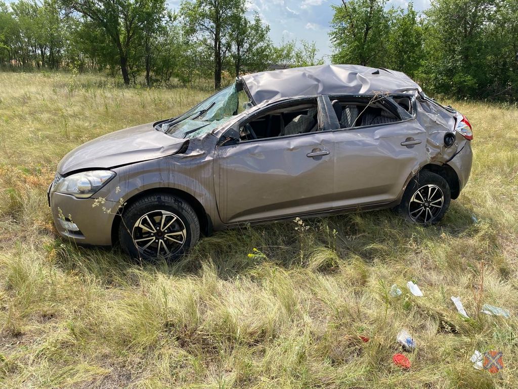 На трассе под Волгоградом опрокинулся автомобиль — пострадали женщина и подросток