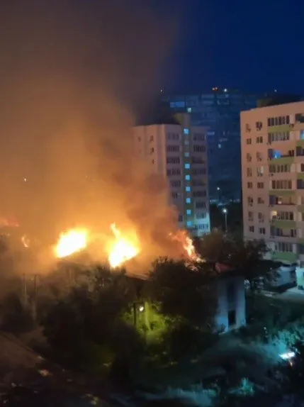 Ночью сгорел заброшенный дом рядом с Северным рынком в Волгограде