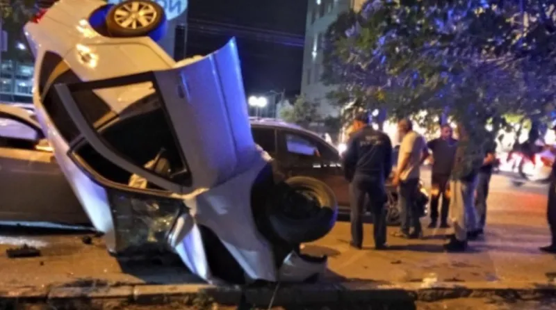 «Гранта» перевернулась на крышу BMW в Ворошиловском районе Волгограда