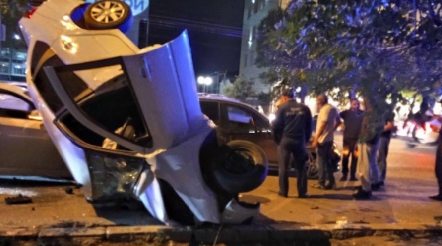 «Гранта» перевернулась на крышу BMW в Ворошиловском районе Волгограда