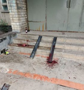 Появились кадры с места инцидента в Волгограде — мужчина резал себя прямо в подъезде