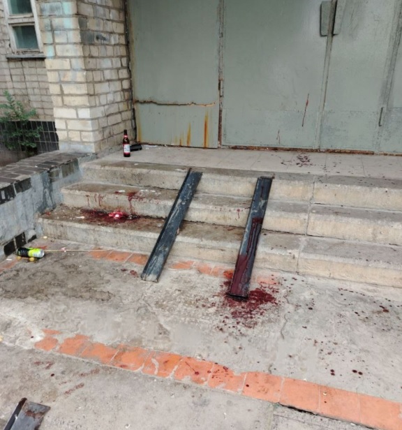 Появились кадры с места инцидента в Волгограде — мужчина резал себя прямо в подъезде
