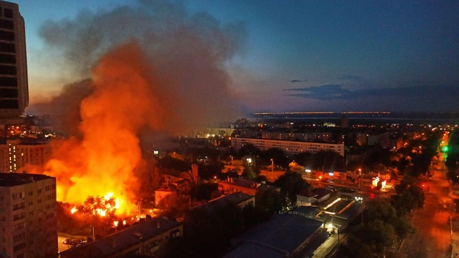 В Волгограде загорелся двухэтажный дом в Северном городке — здание признано аварийным