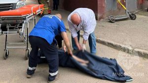 Трагедия на улице Удмуртская: малыш облокотился на сетку и упал из окна