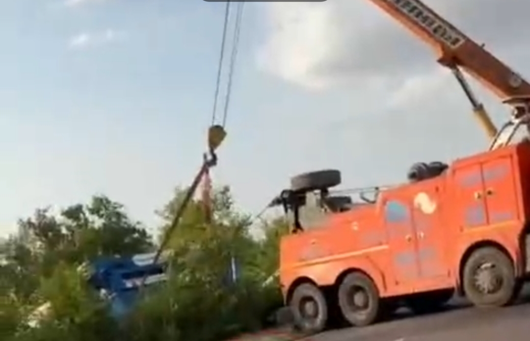 Фура перевернулась на трассе под Волгоградом