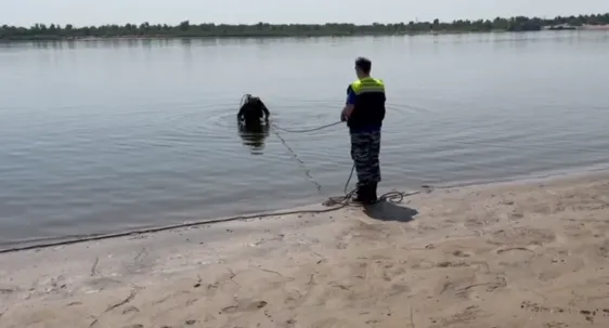 Волгоград готовится к пляжному сезону: водолазы проверяют дно реки