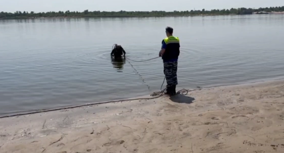 Волгоград готовится к пляжному сезону: водолазы проверяют дно реки