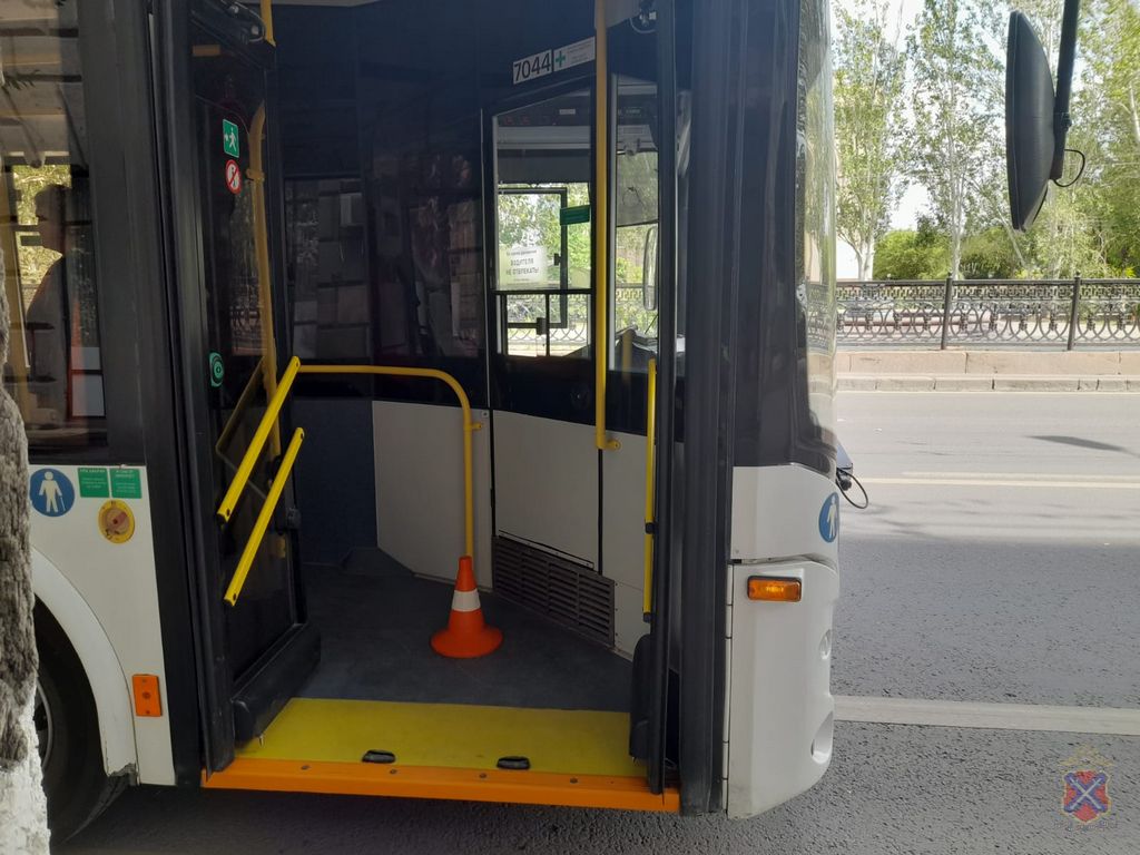 В центре Волгограда пассажирка пострадала в троллейбусе при резком торможении