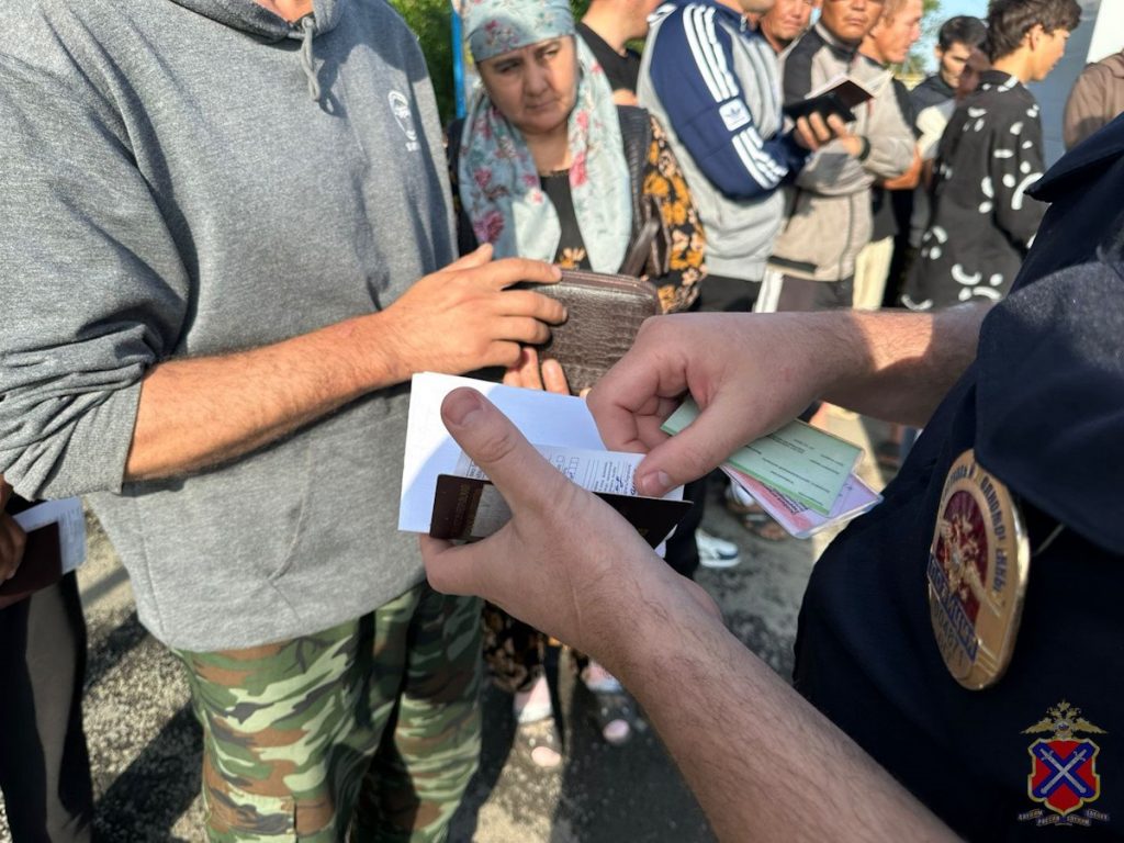 Полицейские проверили мигрантов: более десятка — с нарушениями