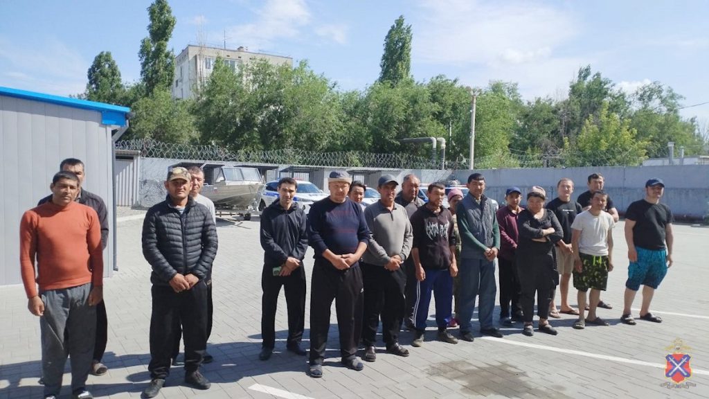 Полицейские проверили мигрантов: более десятка — с нарушениями