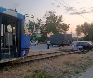 В Краснооктябрьском районе Волгограда автомобиль оказался на трамвайных путях