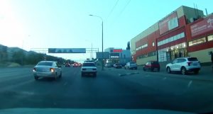 В Советском районе Волгограда открыли стрельбу из иномарки