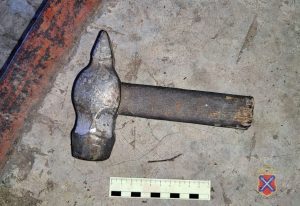 В Волгограде мужчина ударил знакомого молотком из-за строительных инструментов
