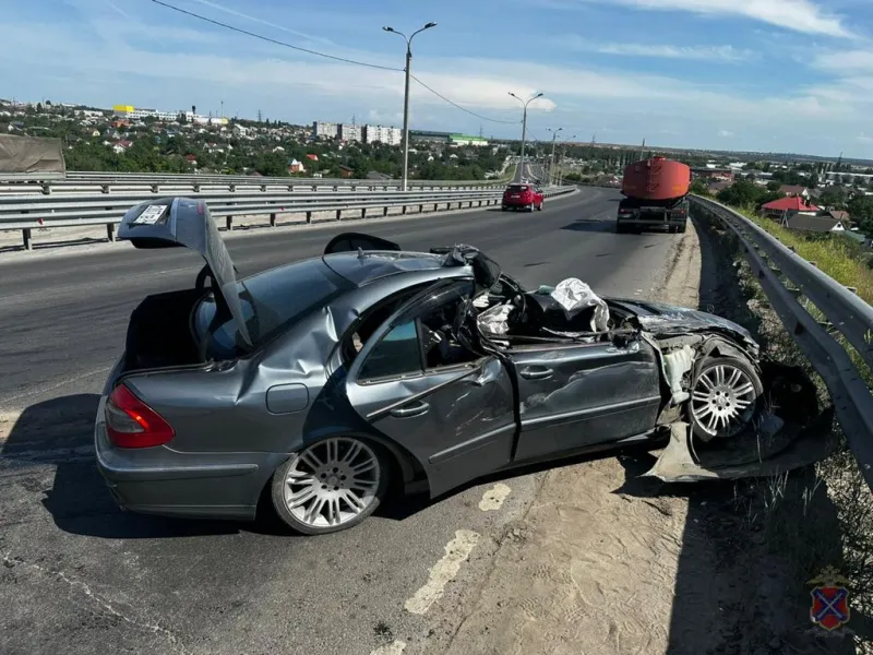 В Волгограде столкнулись два автомобиля: пострадала женщина