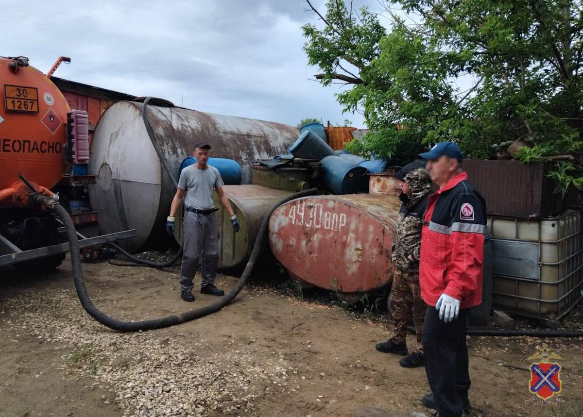 В Волгоградской области задержали семью, слившую нефть из трубопровода