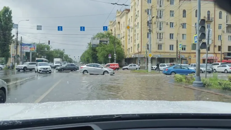 В Волгограде после ливня затопило улицы — машины плывут по дорогам