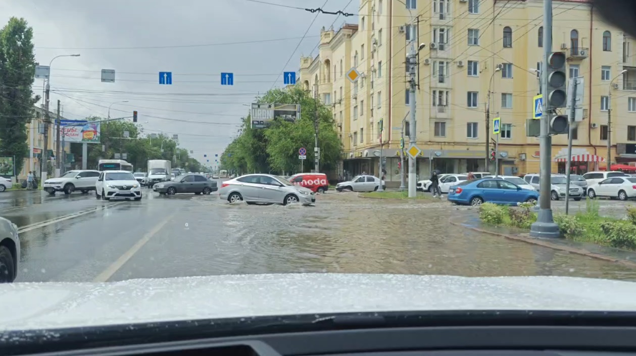 В Волгограде после ливня затопило улицы — машины плывут по дорогам
