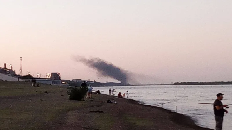 Черный дым над тракторным заводом обеспокоил волгоградцев
