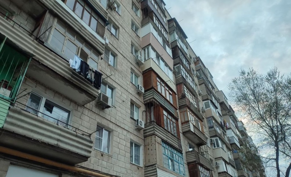 Жилой дом в Волжском на грани разрушения: халатность или бездействие?