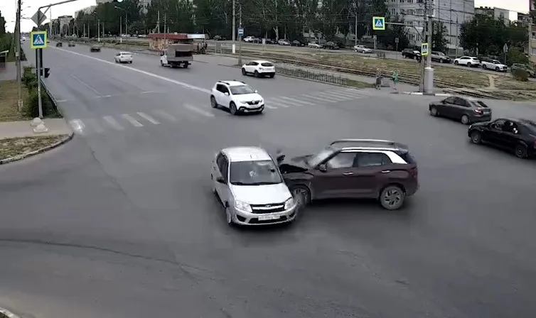 Авария в Волжском: девочка доставлена в больницу после столкновения