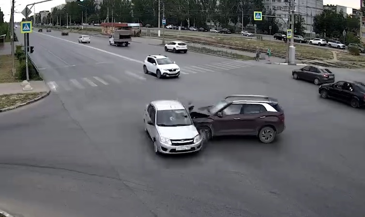 Авария в Волжском: девочка доставлена в больницу после столкновения