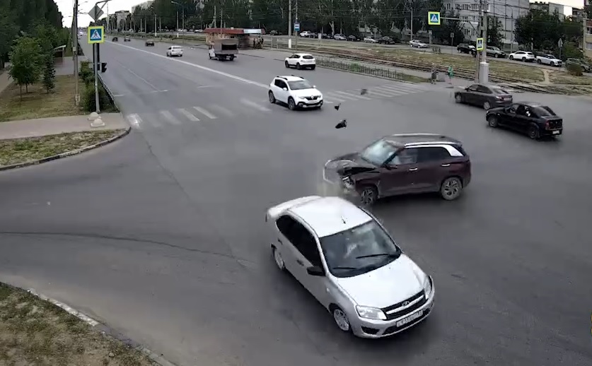 Авария в Волжском: девочка доставлена в больницу после столкновения