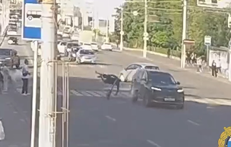 В Ворошиловском районе самокат врезался в автомобиль: ГАИ работает на месте
