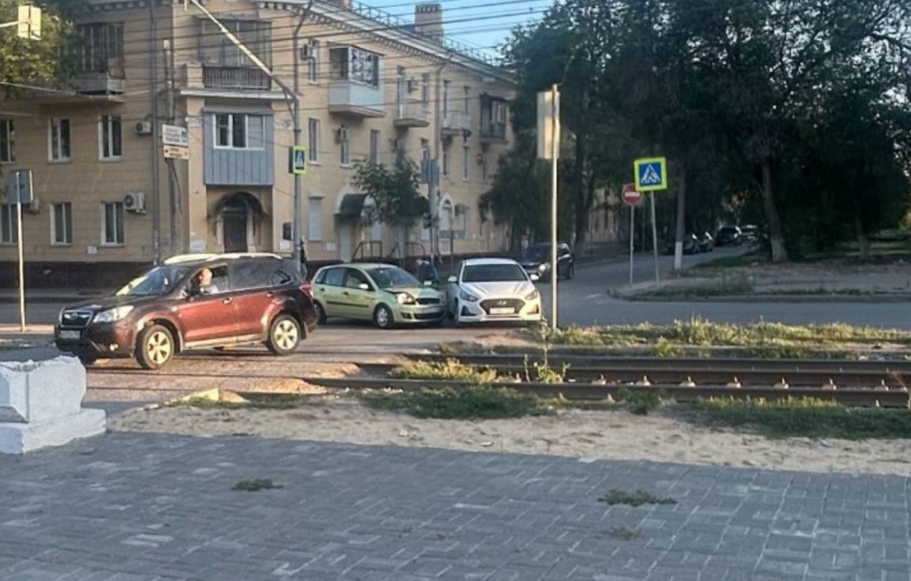 ДТП с участием трёх машин произошло на улице Металлургов в Волгограде