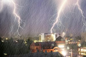 Над Волгоградом сгущаются тучи — гроза и ливень уже на подходе