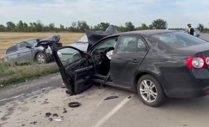 Иномарки столкнулись на встречке: авария под Волгоградом закончилась госпитализацией