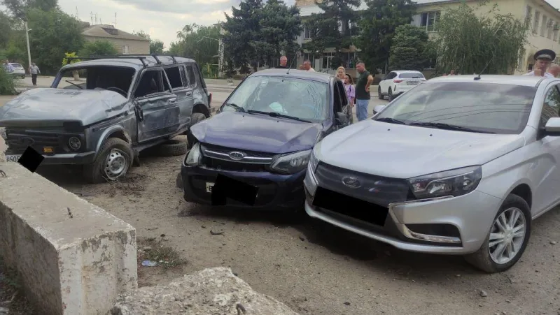 Авария в Ленинске: пострадал водитель, в ДТП повреждены 4 автомобиля