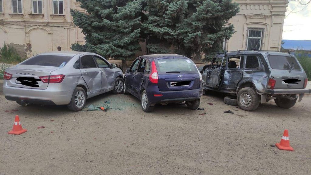 Авария в Ленинске: пострадал водитель, в ДТП повреждены 4 автомобиля
