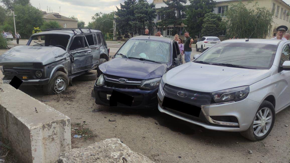 Авария в Ленинске: пострадал водитель, в ДТП повреждены 4 автомобиля