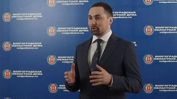 Обидевшийся депутат в шарфе за 60 тысяч обратился СК: кто такой Алексей Логинов