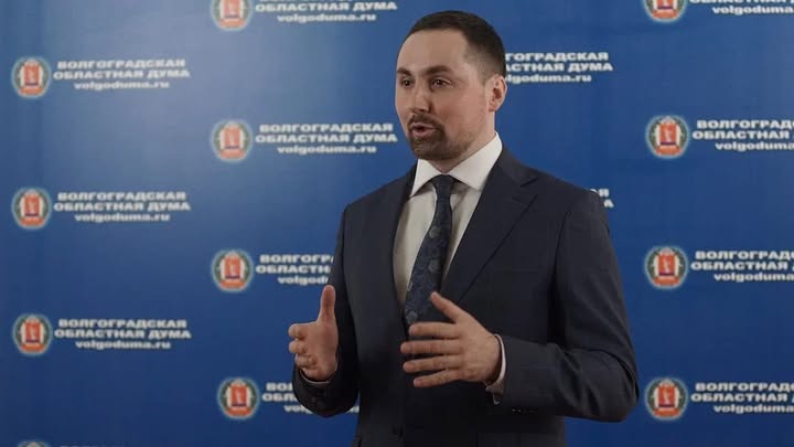 Обидевшийся депутат в шарфе за 60 тысяч обратился СК: кто такой Алексей Логинов
