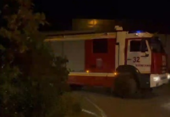 В Волжском к дому на Дружбы, 35Д прибыли машины МЧС
