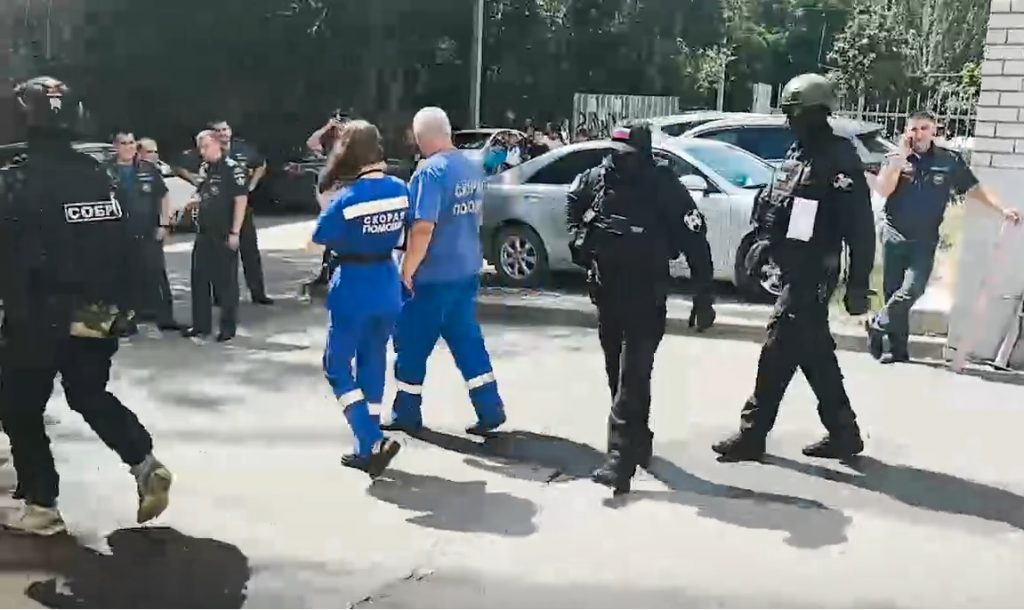 Мужчина с татуировкой Третьего рейха бросил бутылку с зажигательной смесью в полицейских в Волгограде