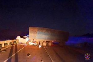 В Волгоградской области легковушка врезалась в прицеп МАЗа — водитель госпитализирован