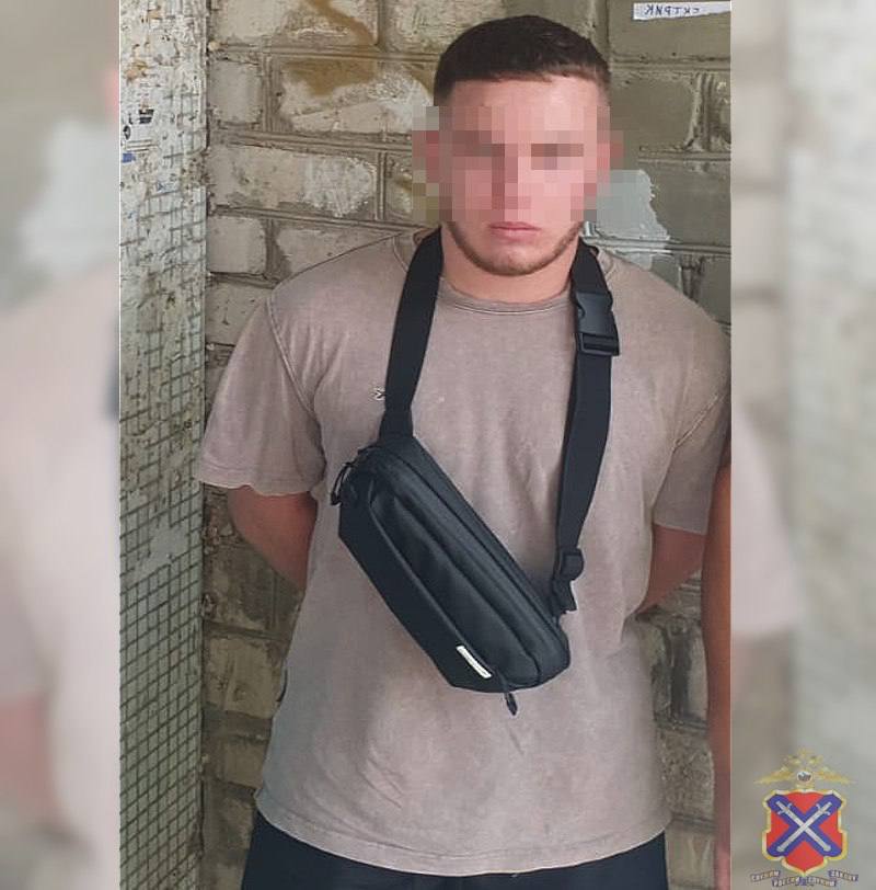 Парень прятал метадон во дворе: в Волжском схвачен наркокурьер