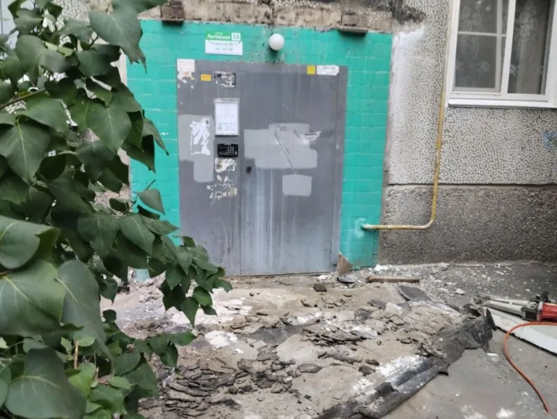 Во дворе на Льговской обрушился козырёк у подъезда — обошлось без жертв