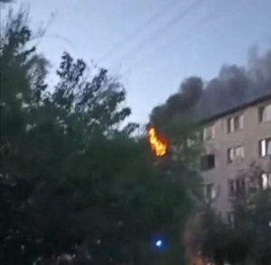 В Волжском горит общежитие на Машиностроителей — ребёнка вынесли из огня