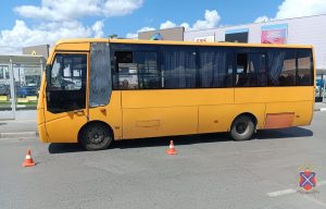 Пешеход попал под автобус в Советском районе Волгограда