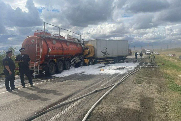 Пробка на трассе Волгоград — Саратов сохраняется после аварии