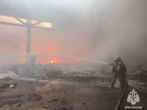 Пожар произошёл в заброшенном здании цеха площадью 600 квадратных метров