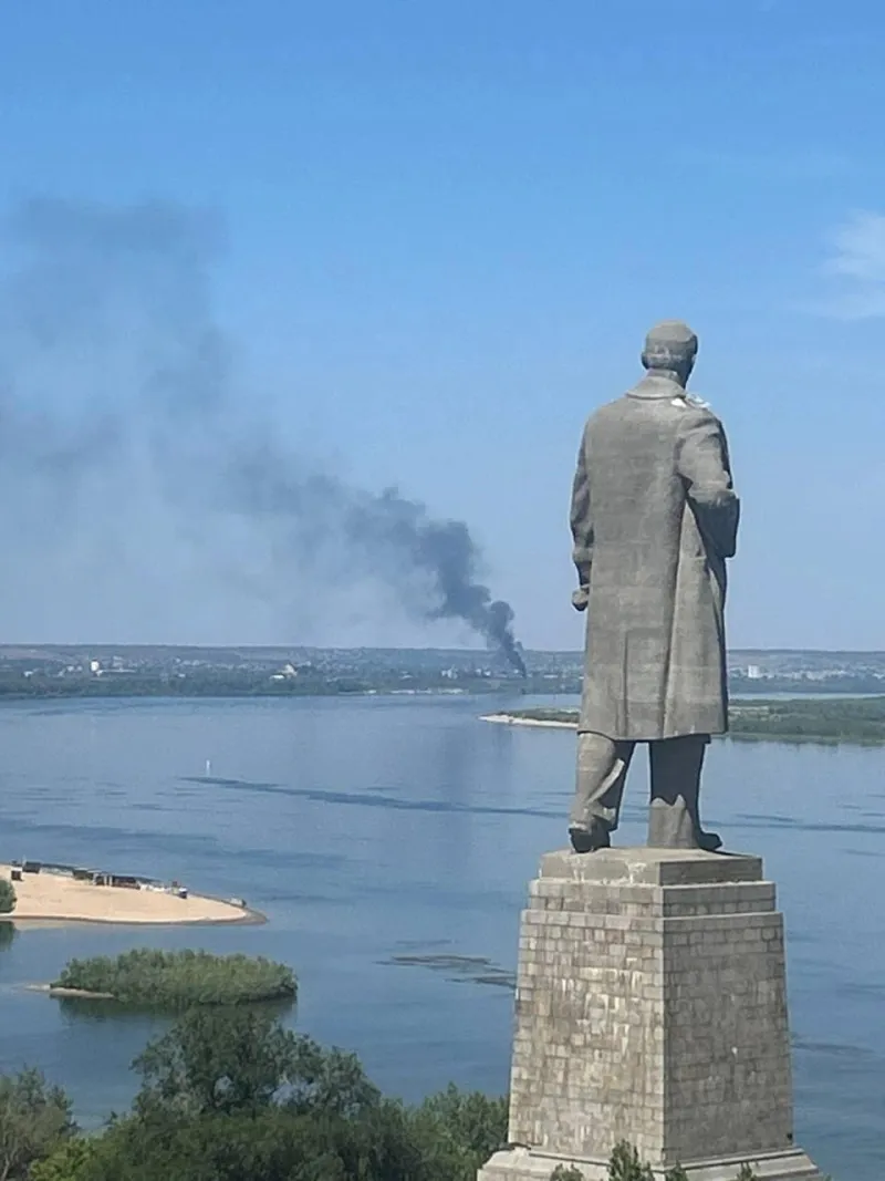 На юге Волгограда вспыхнул пожар — жители сообщают о мощном хлопке и столбе черного дыма