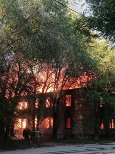 В Красноармейском районе Волгограда вспыхнул масштабный пожар — сгорели два многоквартирных дома