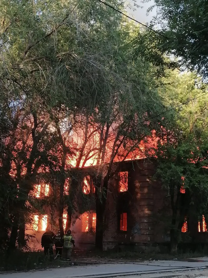 В Красноармейском районе Волгограда вспыхнул масштабный пожар — сгорели два многоквартирных дома